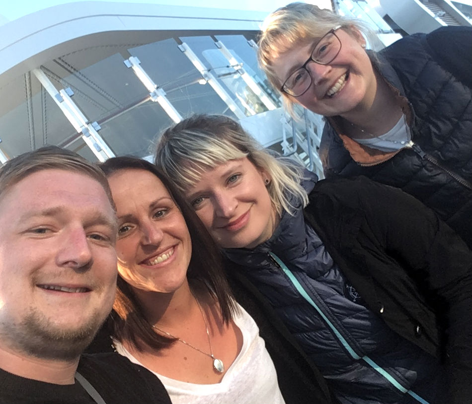 Michael und Ivonne (ganz rechts) auf der neuen TUI Mein Schiff 1 – Anschluss ist schnell gefunden!